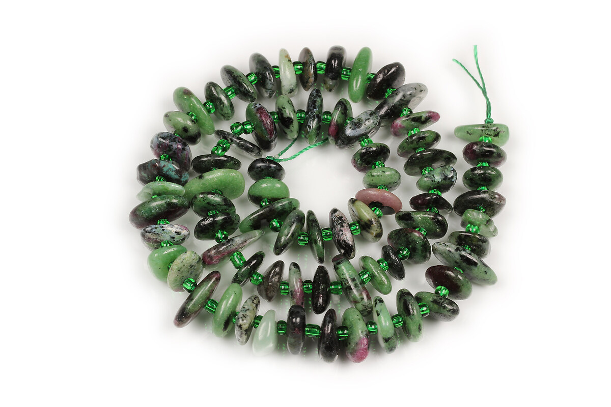 Mărgele ruby &icirc;n zoisite chips mare 4-5x8-12 mm (sirag)