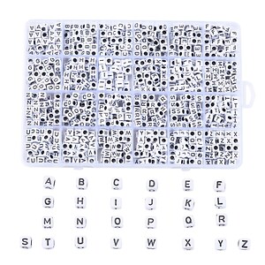 Margele litere set creativ, cutie 19x13x2,2cm cu 934 margele cu litere cub albe cu scris negru
