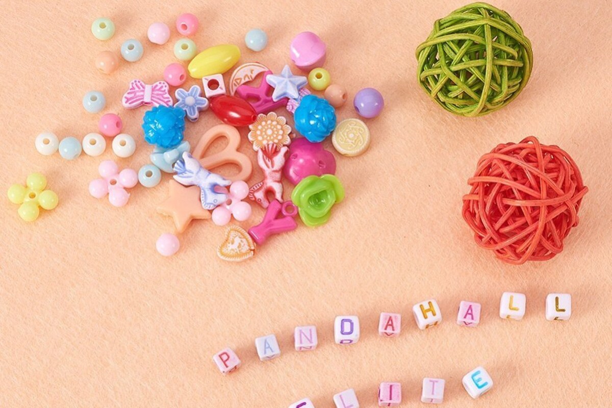 Margele set creativ, cutie 18,5x12,5x2,2cm cu 600 buc. margele plastic si accesorii