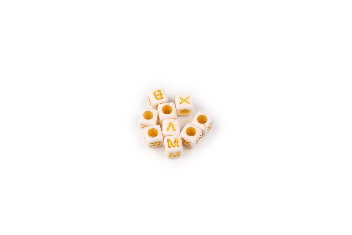 Margele cu litere din plastic, cub 6x6mm, 100 buc, alb cu litere aurii