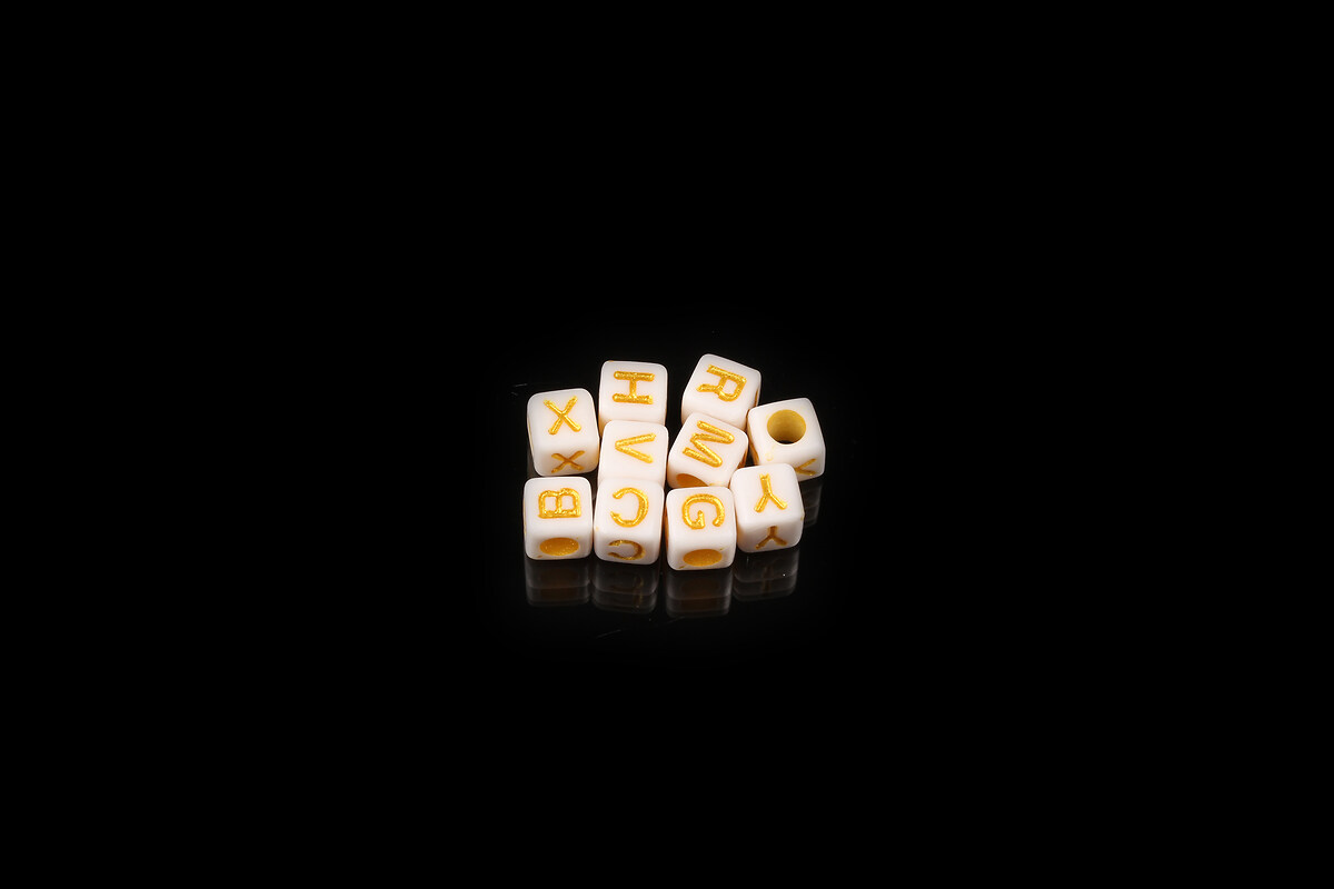 Margele cu litere din plastic, cub 6x6mm, 100 buc, alb cu litere aurii