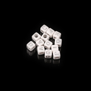 Margele cu litere din plastic, cub 6x6mm, 100 buc, alb cu litere argintii