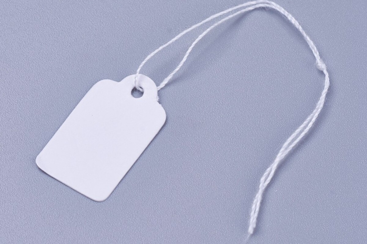 Etichete albe pentru pret cu ata atasata 2,3x1,3cm (aprox. 100buc.)
