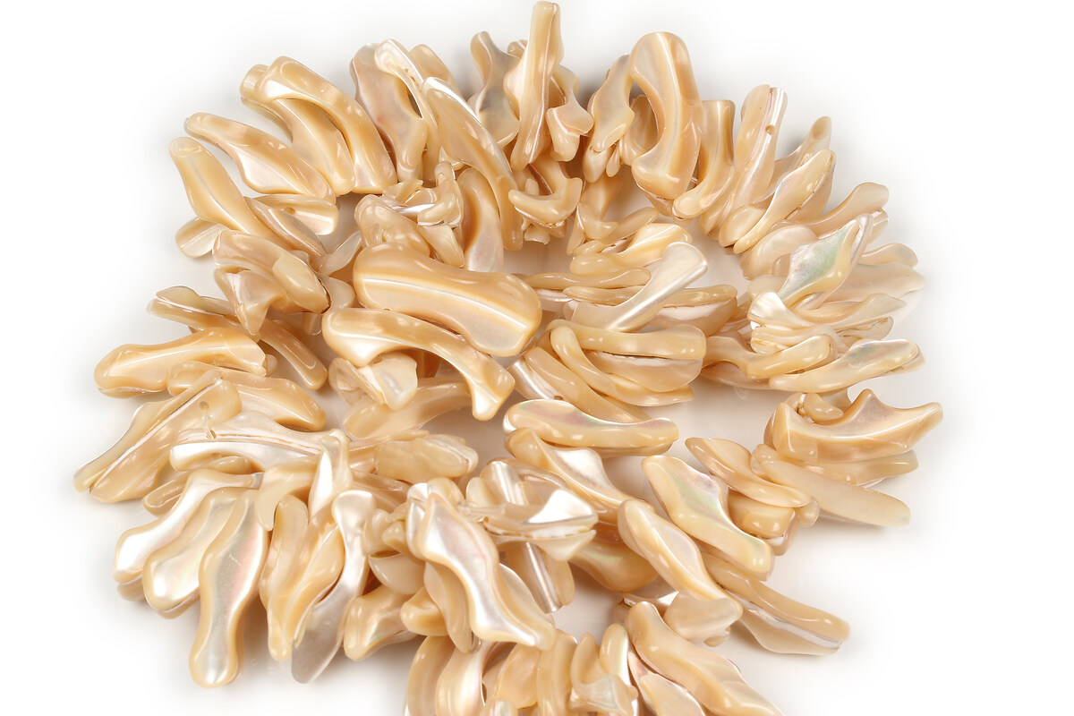 Mărgele mărgele sidef bej (trochus shell) nuggets 14-42x4-13 mm (sirag)