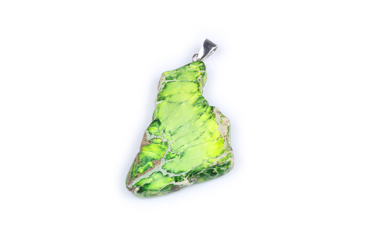 Pandantiv regalite de sinteza verde nugget 57x29mm