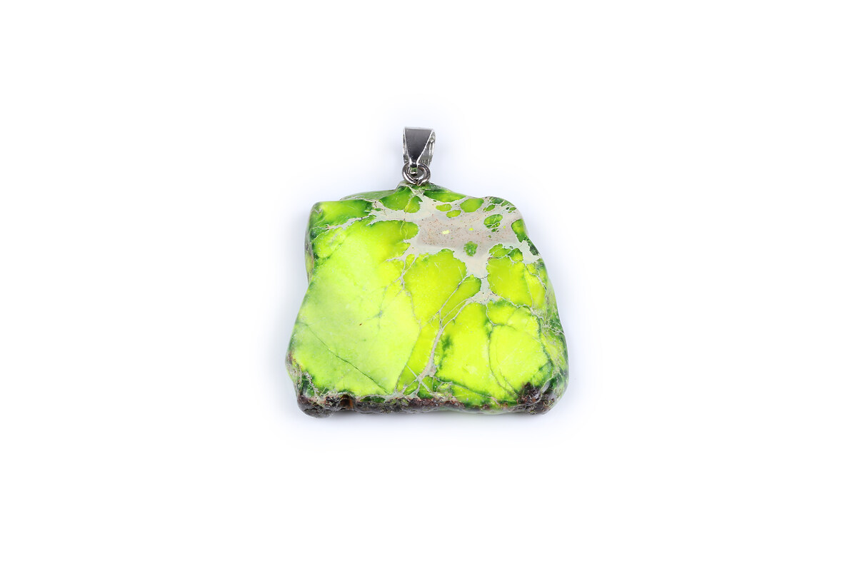 Pandantiv regalite de sinteza verde nugget 45x43mm