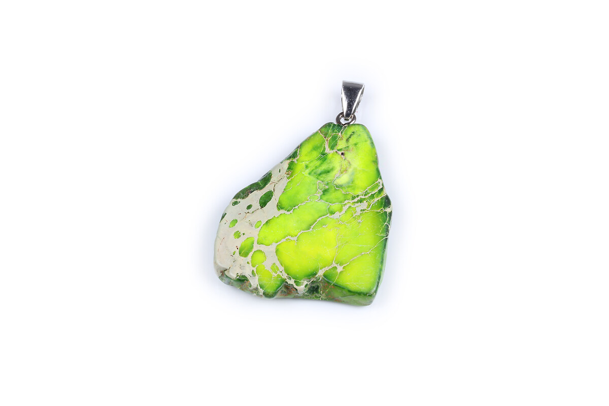 Pandantiv regalite de sinteza verde nugget 48x31mm