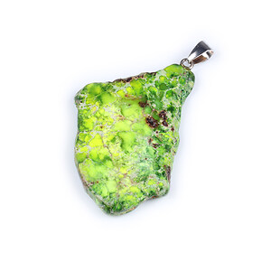 Pandantiv regalite de sinteza verde nugget 58x33mm