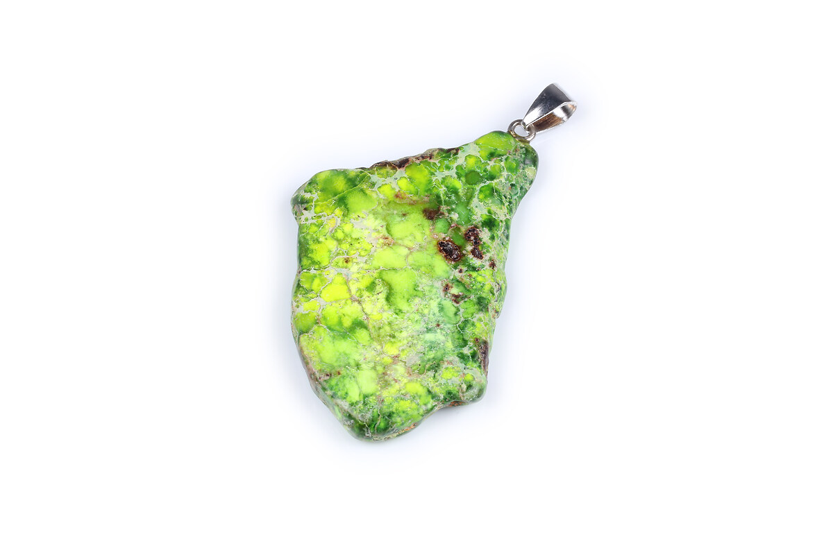 Pandantiv regalite de sinteza verde nugget 58x33mm