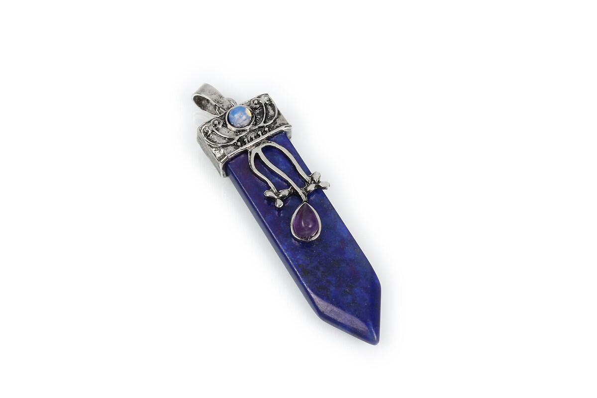 Pandantiv lapis lazuli sageata in montura argintiu antichizat cu ametist si opalit 58x18x12mm