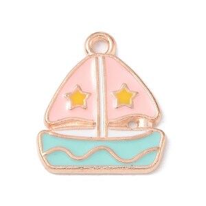 Charm auriu emailat barca in culori pastel 19x16x1,5mm
