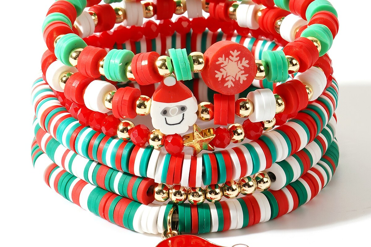 Set de 6 bratari elastice cu margele Heishi in alb, rosu si verde cu charm-uri de Craciun, lungime 17,5cm