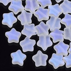 Margele de sticla placate cu efect aureola boreala, stea 8x8mm - alb frosted curcubeu