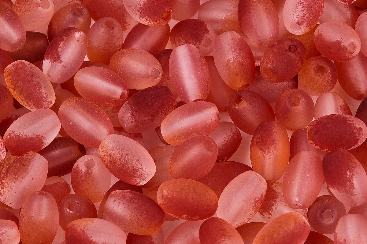 Margele de sticla frosted in doua culori, ovale 6,5x4-4,5mm - rosu fire brick (10 grame)