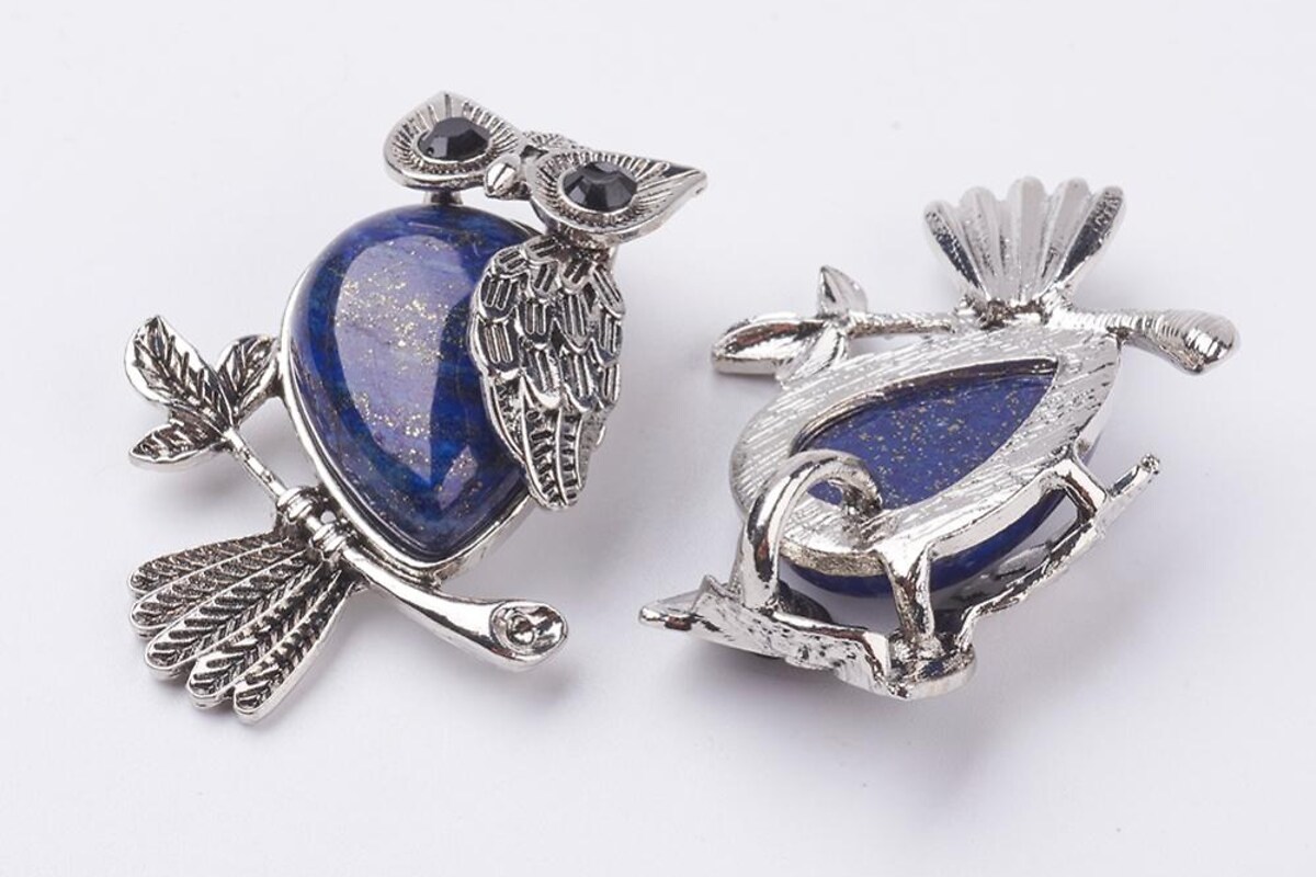 Pandantiv bufnita cu lapis lazuli, in montura argintiu antichizat, 46x35mm