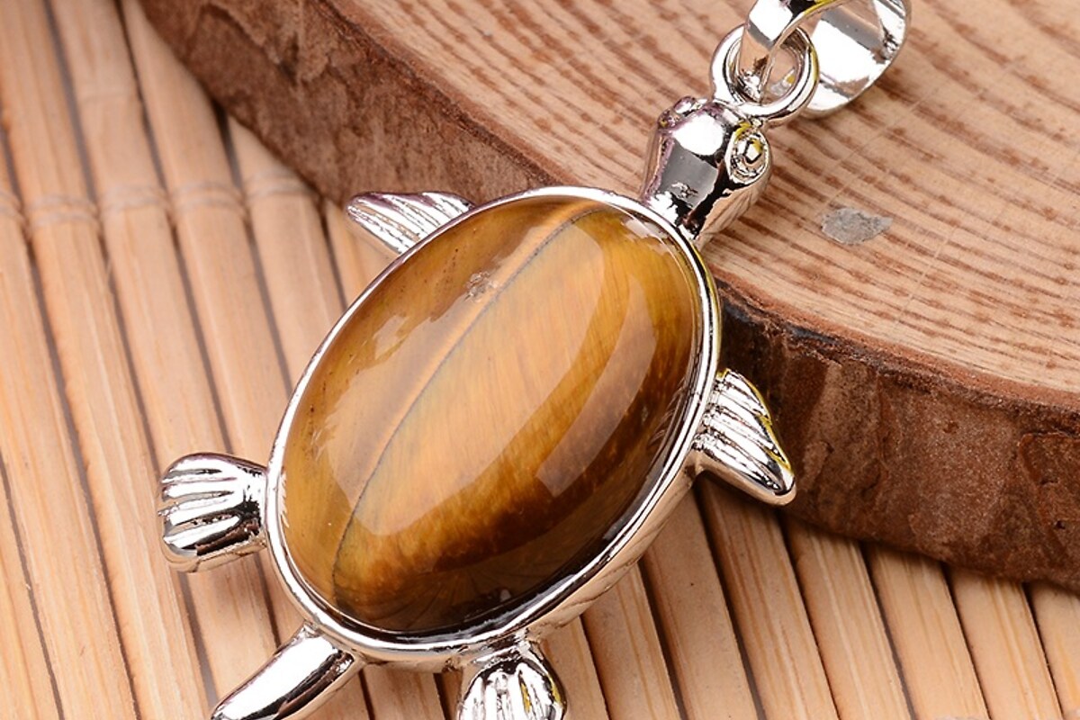 Pandantiv testoasa cu ochi de tigru, in montura argintiu inchis, 34x21mm