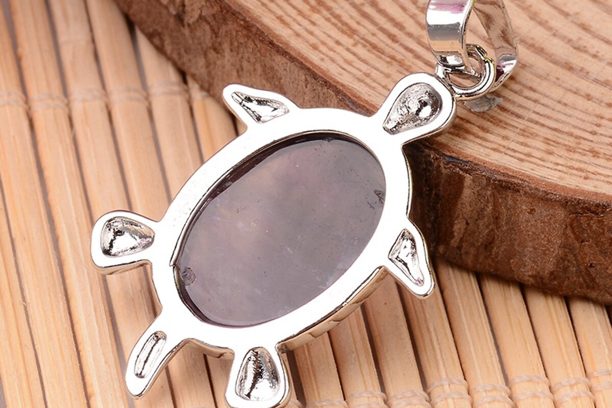 Pandantiv testoasa cu ametist, in montura argintiu inchis, 34x21mm