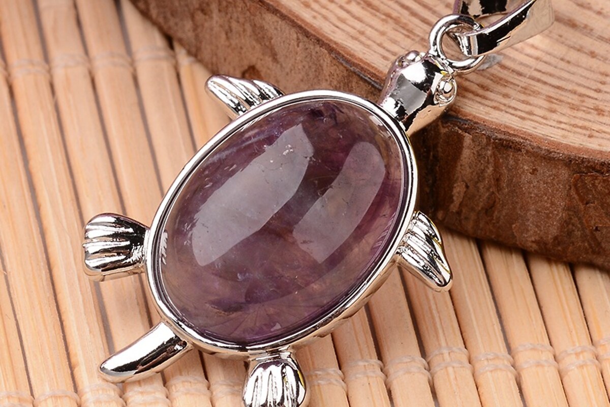 Pandantiv testoasa cu ametist, in montura argintiu inchis, 34x21mm