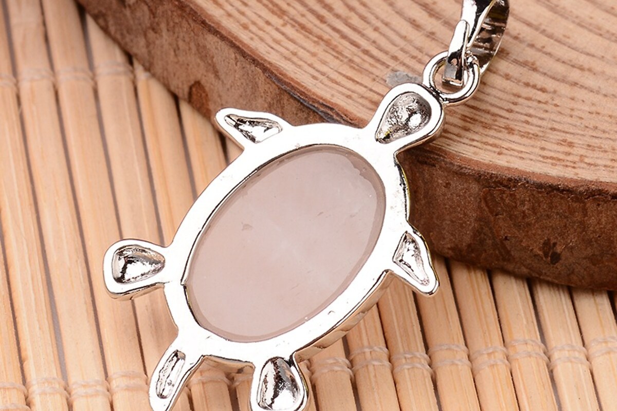 Pandantiv testoasa cu cuart roz, in montura argintiu inchis, 34x21mm