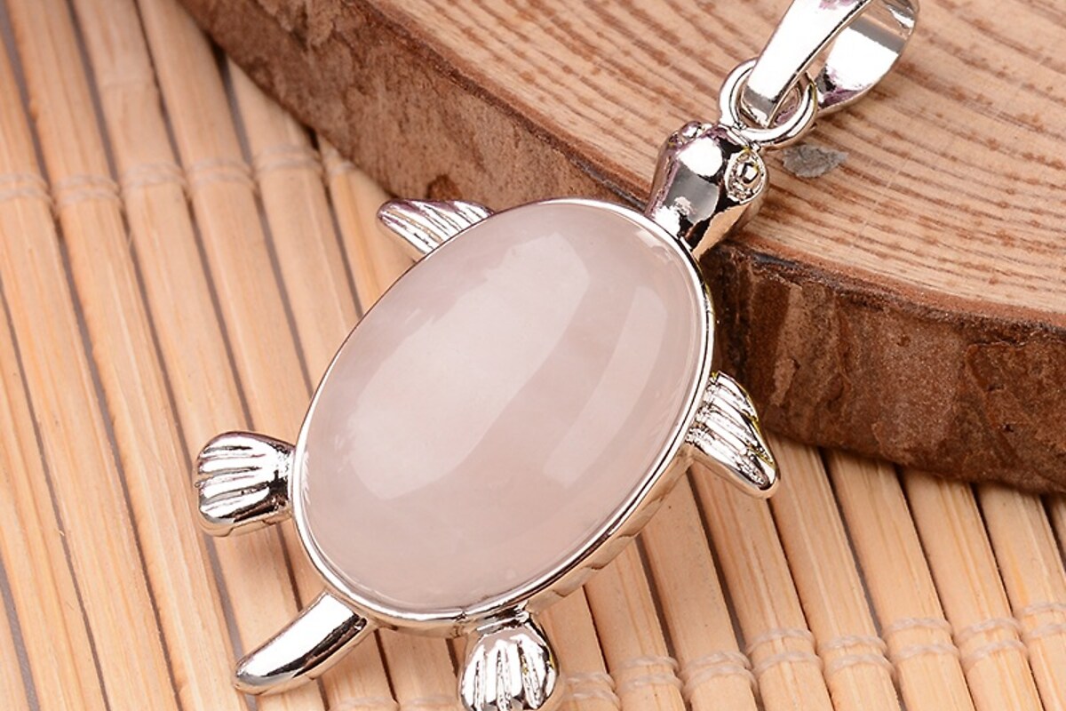 Pandantiv testoasa cu cuart roz, in montura argintiu inchis, 34x21mm