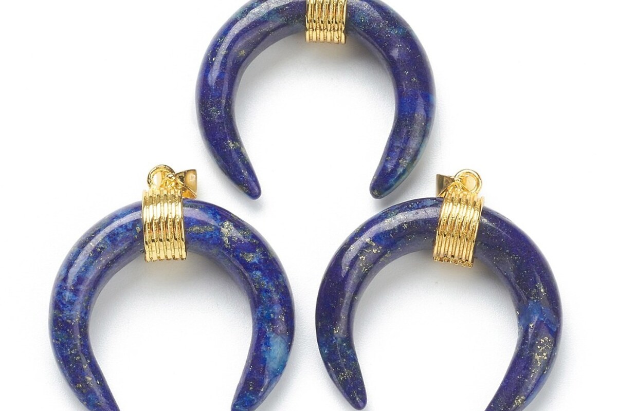 Pandantiv semiluna lapis lazuli, cu agatatoare aurie, 32x30mm