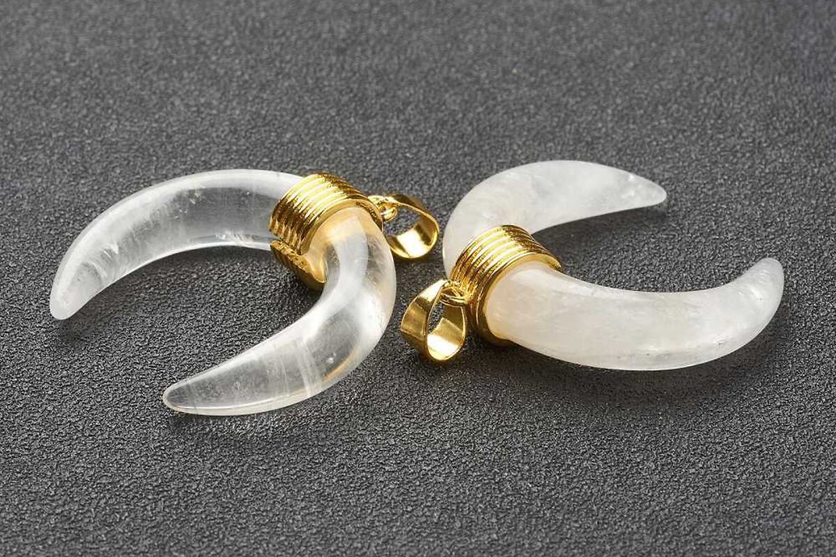 Pandantiv semiluna cuart de stanca, cu agatatoare aurie, 32x30mm