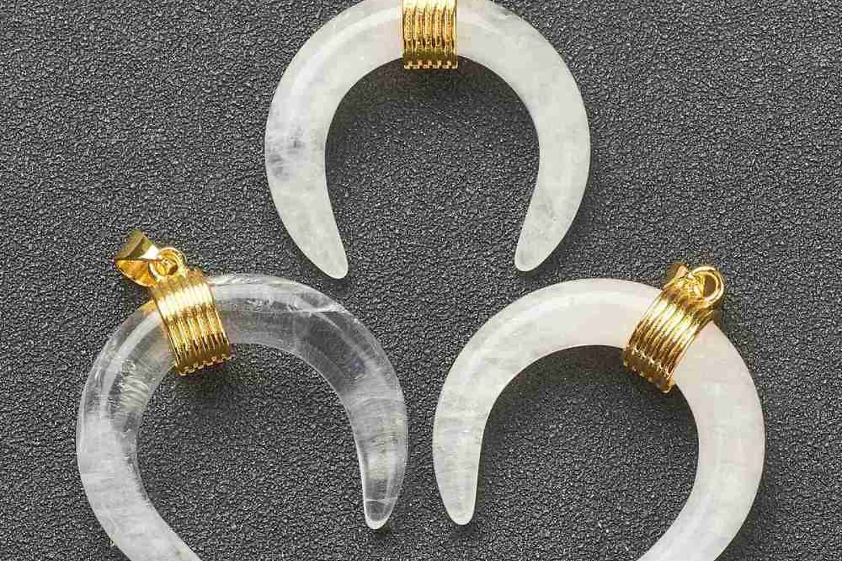 Pandantiv semiluna cuart de stanca, cu agatatoare aurie, 32x30mm