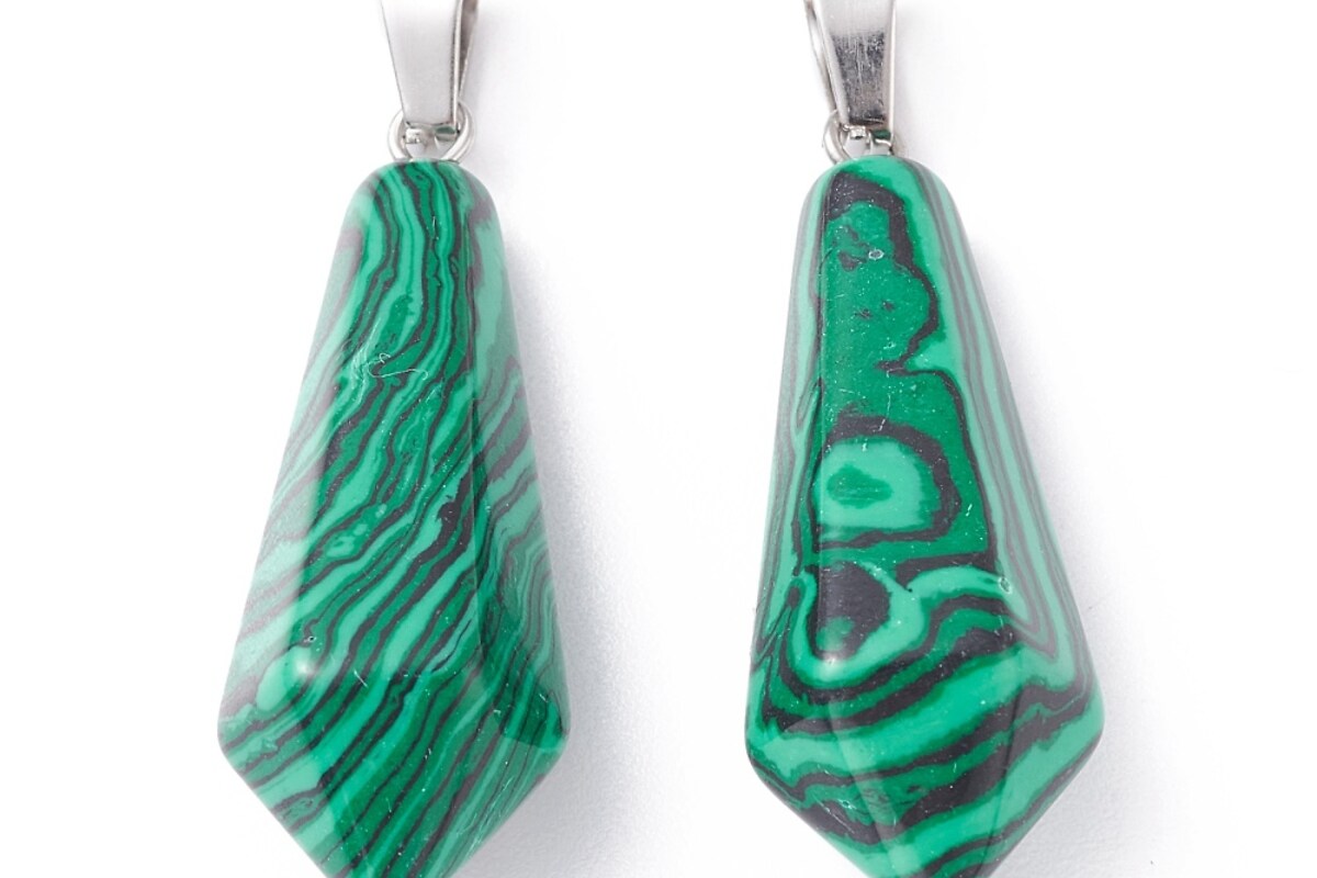 Pandantiv glont malachit, cu agatatoare argintiu inchis, 36x14mm