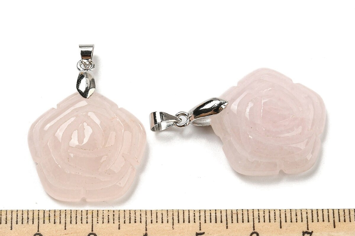 Pandantiv trandafir gravat cuart roz, cu agatatoare argintiu inchis, 30x22,5mm