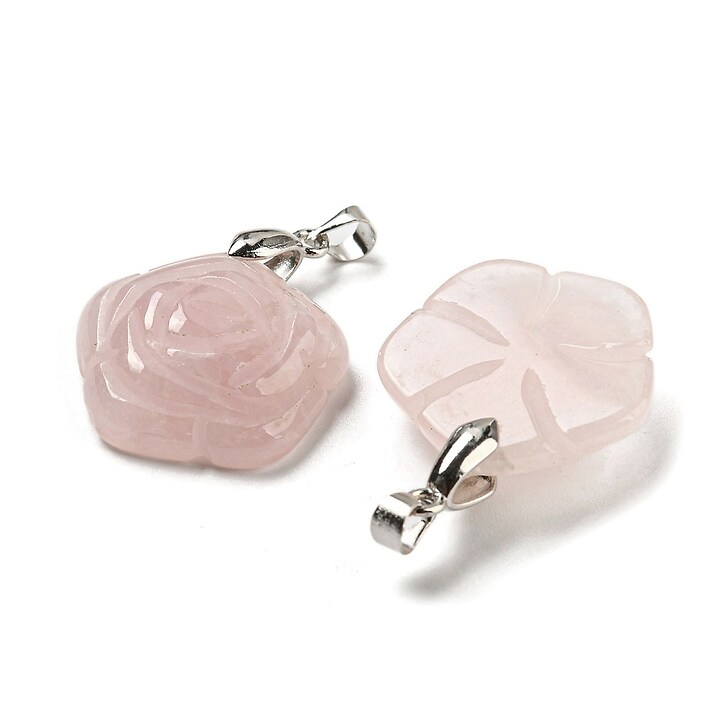 Pandantiv trandafir gravat cuart roz, cu agatatoare argintiu inchis, 30x22,5mm