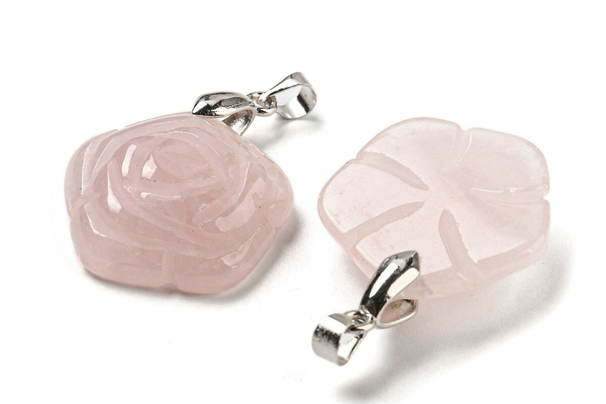 Pandantiv trandafir gravat cuart roz, cu agatatoare argintiu inchis, 30x22,5mm