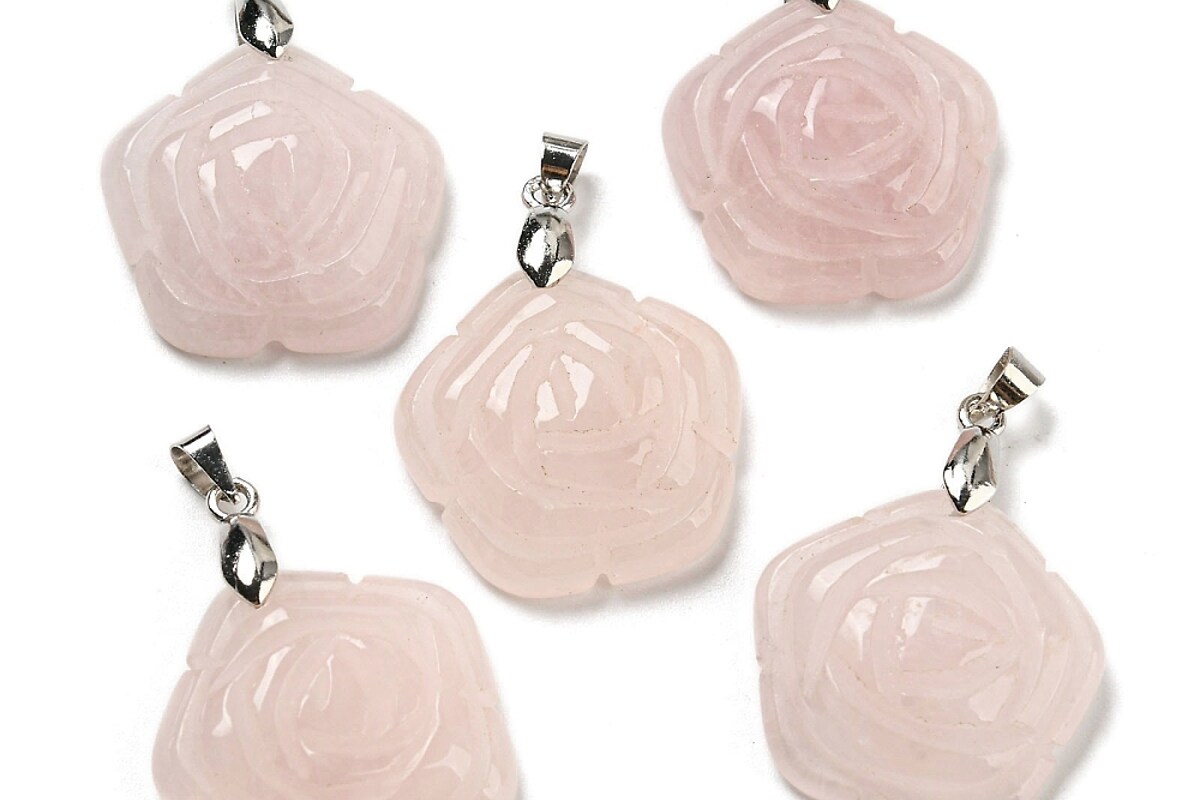 Pandantiv trandafir gravat cuart roz, cu agatatoare argintiu inchis, 30x22,5mm