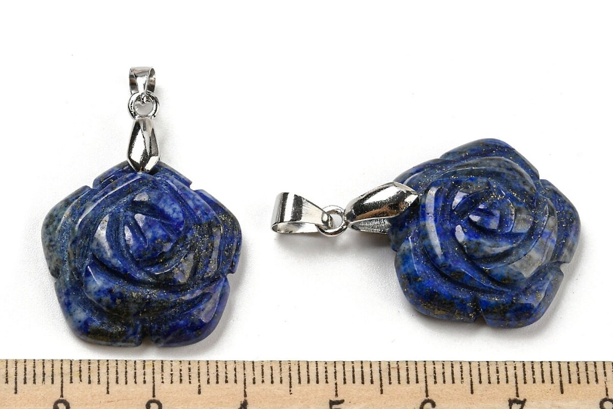 Pandantiv trandafir gravat lapis lazuli, cu agatatoare argintiu inchis, 30x22,5mm