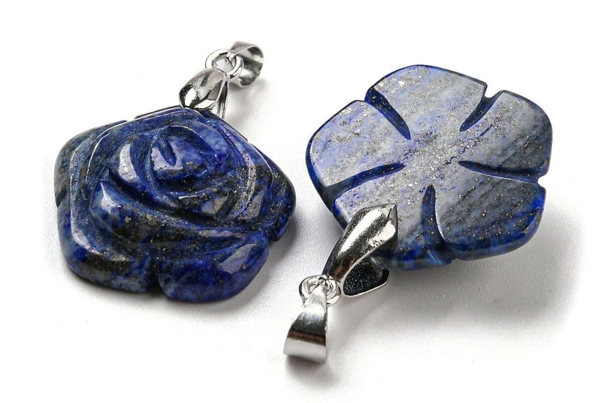 Pandantiv trandafir gravat lapis lazuli, cu agatatoare argintiu inchis, 30x22,5mm