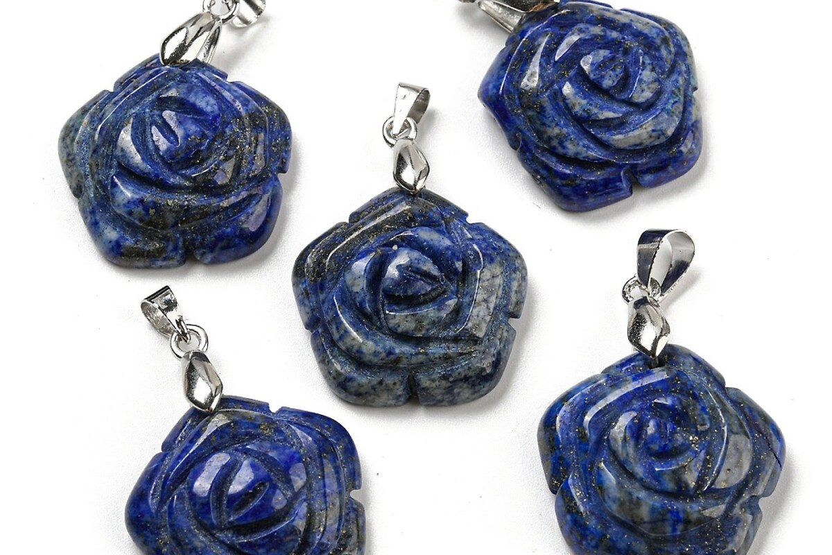 Pandantiv trandafir gravat lapis lazuli, cu agatatoare argintiu inchis, 30x22,5mm