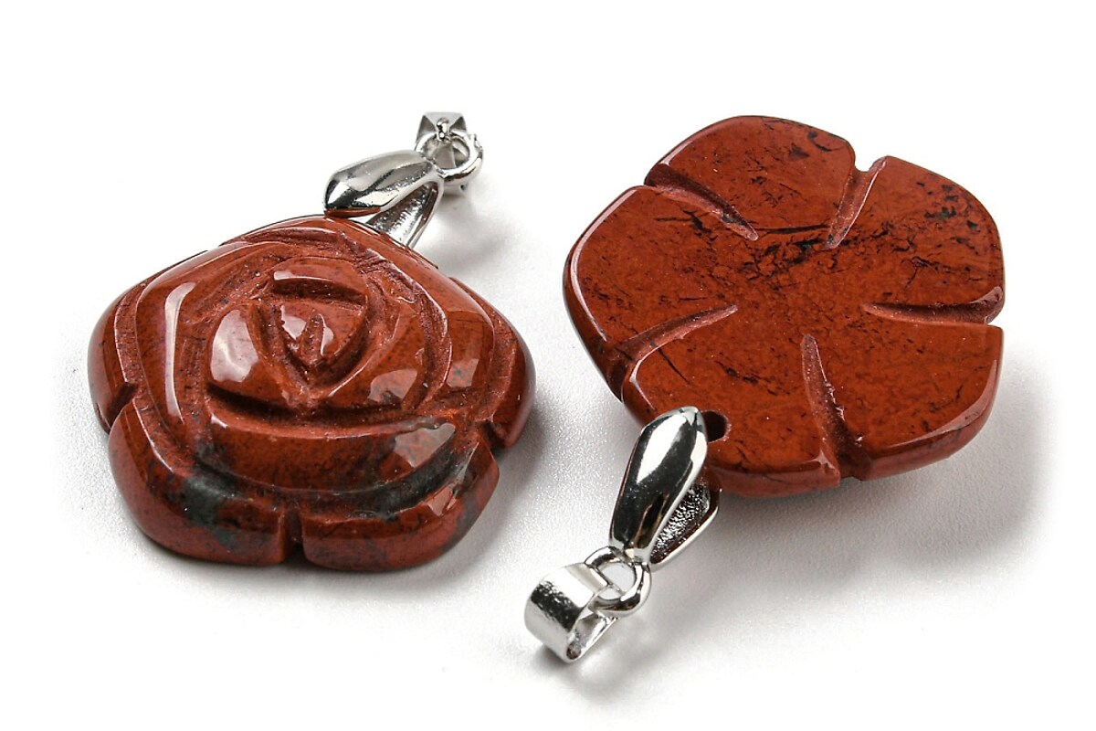 Pandantiv trandafir gravat jasp rosu, cu agatatoare argintiu inchis, 30x22,5mm