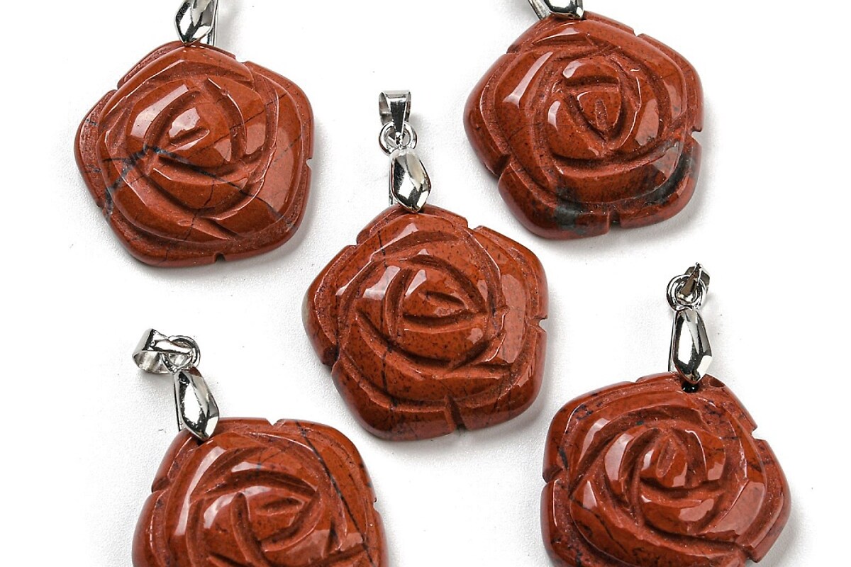 Pandantiv trandafir gravat jasp rosu, cu agatatoare argintiu inchis, 30x22,5mm