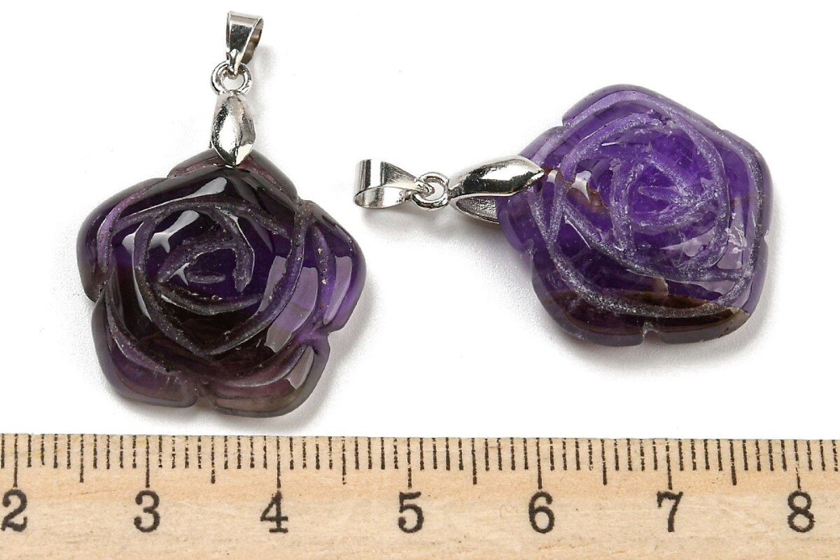 Pandantiv trandafir gravat ametist, cu agatatoare argintiu inchis, 30x22,5mm