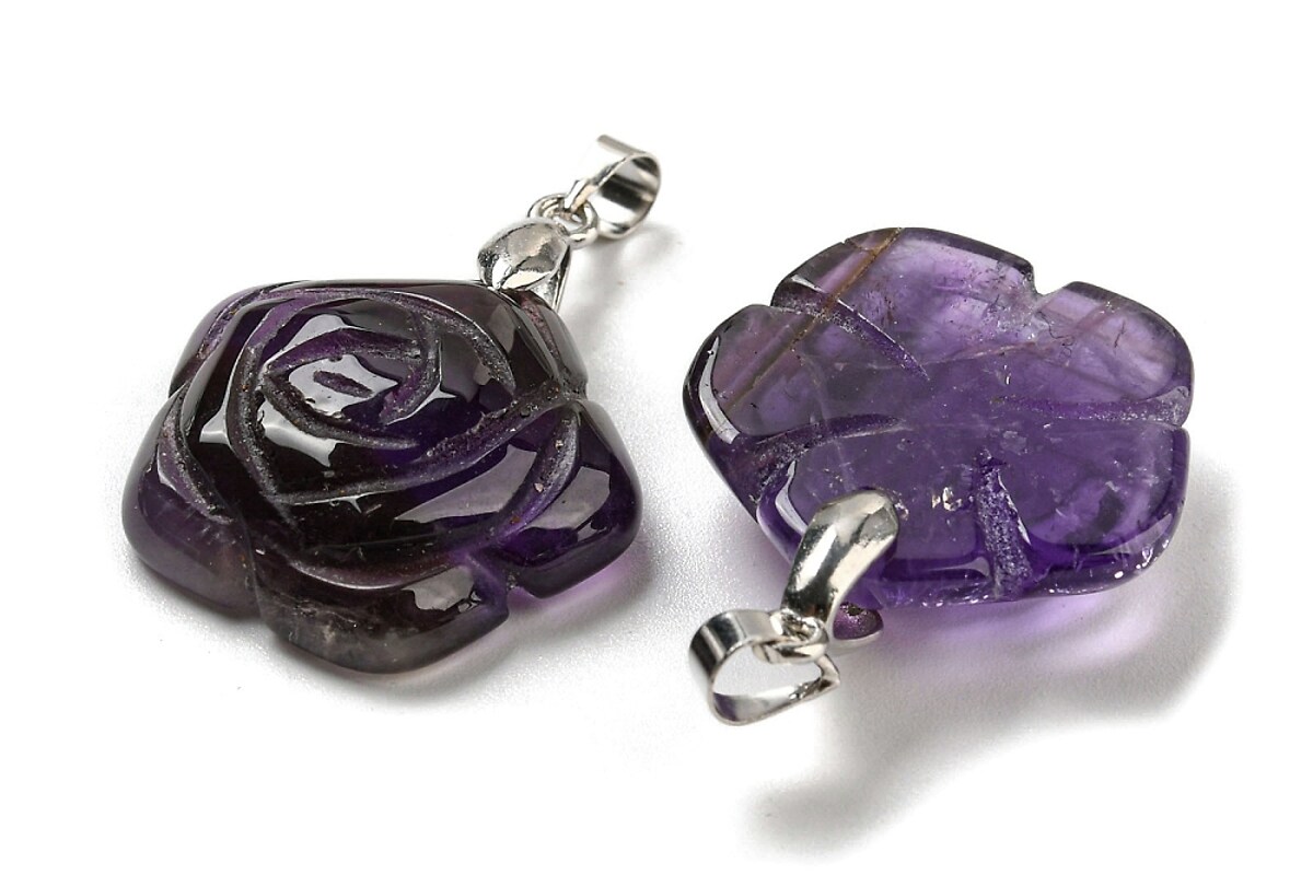 Pandantiv trandafir gravat ametist, cu agatatoare argintiu inchis, 30x22,5mm