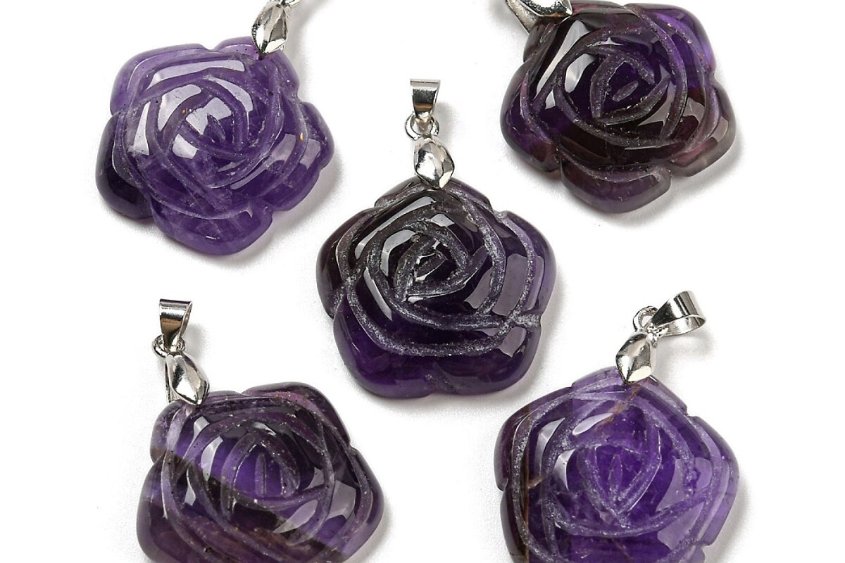 Pandantiv trandafir gravat ametist, cu agatatoare argintiu inchis, 30x22,5mm