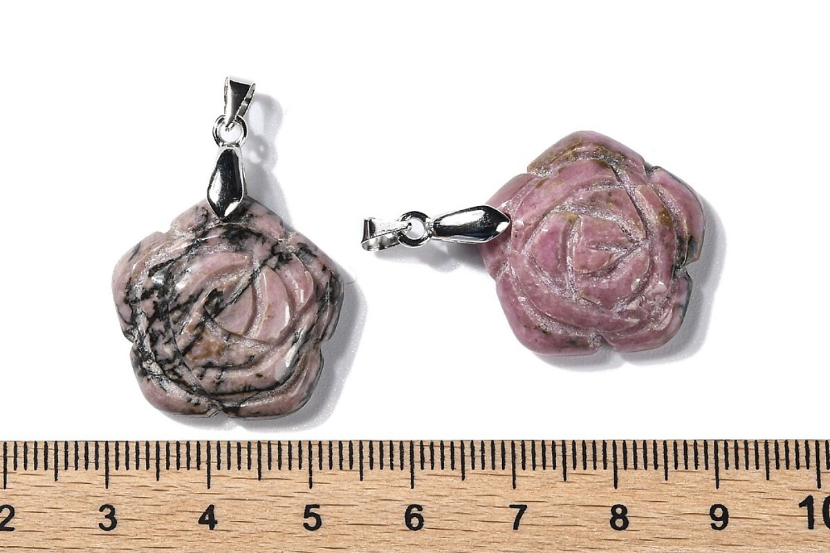 Pandantiv trandafir gravat rodonit, cu agatatoare argintiu inchis, 30x22,5mm