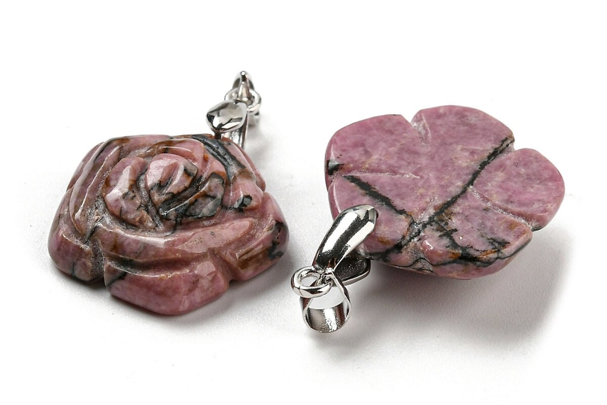 Pandantiv trandafir gravat rodonit, cu agatatoare argintiu inchis, 30x22,5mm
