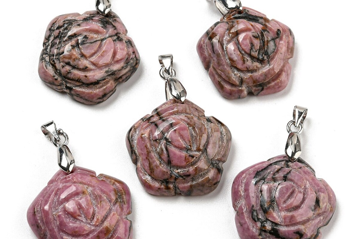 Pandantiv trandafir gravat rodonit, cu agatatoare argintiu inchis, 30x22,5mm