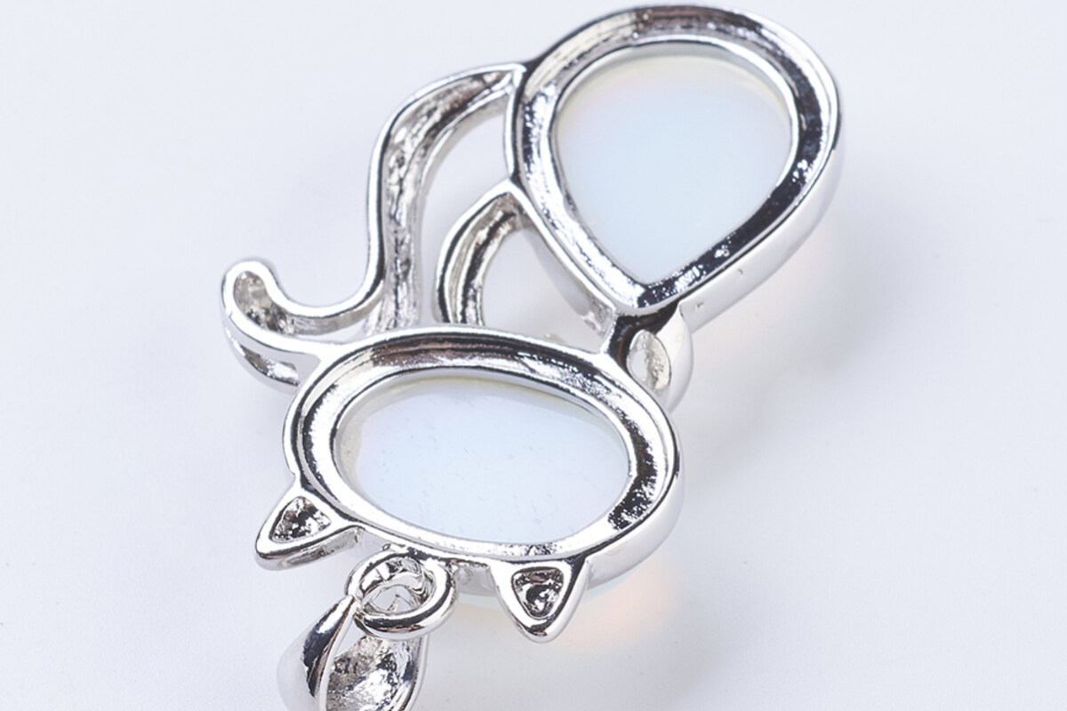 Pandantiv pisica cu opalit, cu agatatoare argintiu inchis, 45x27mm