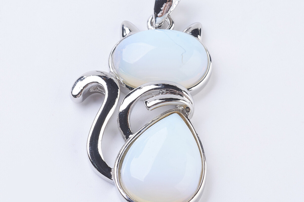 Pandantiv pisica cu opalit, cu agatatoare argintiu inchis, 45x27mm