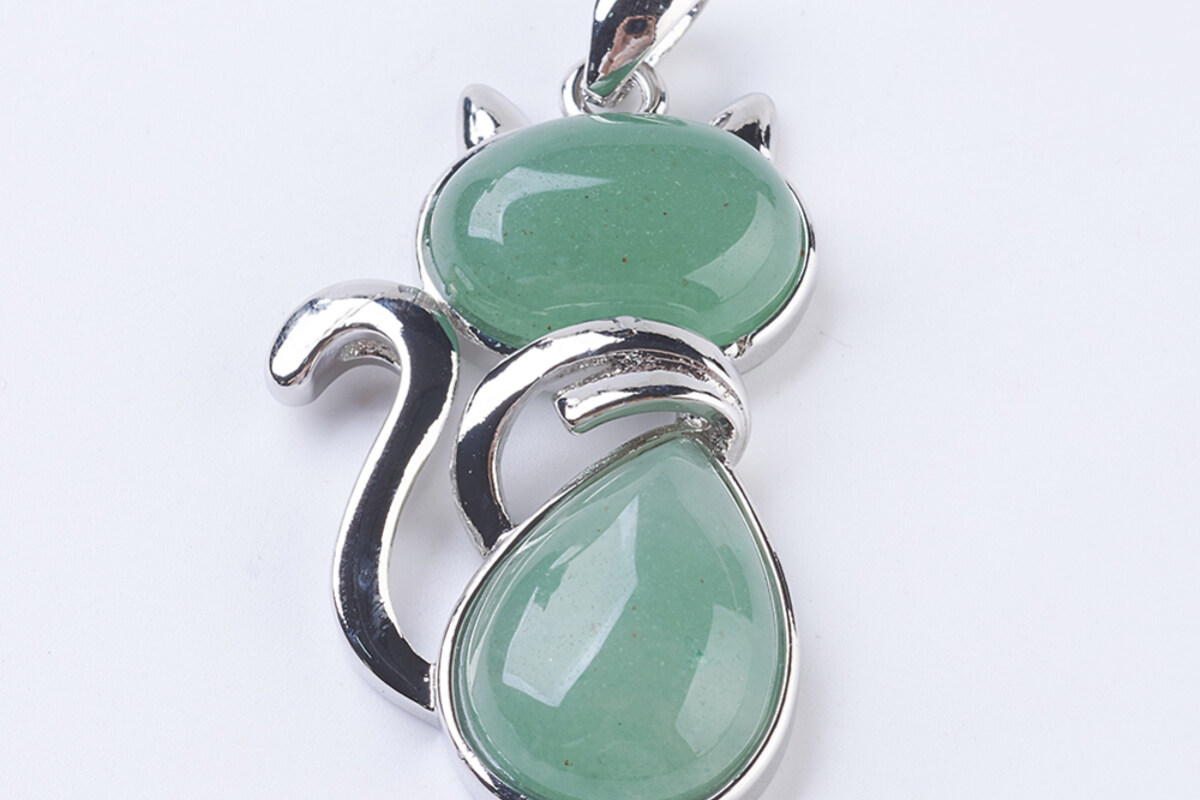 Pandantiv pisica cu aventurin verde, cu agatatoare argintiu inchis, 45x27mm