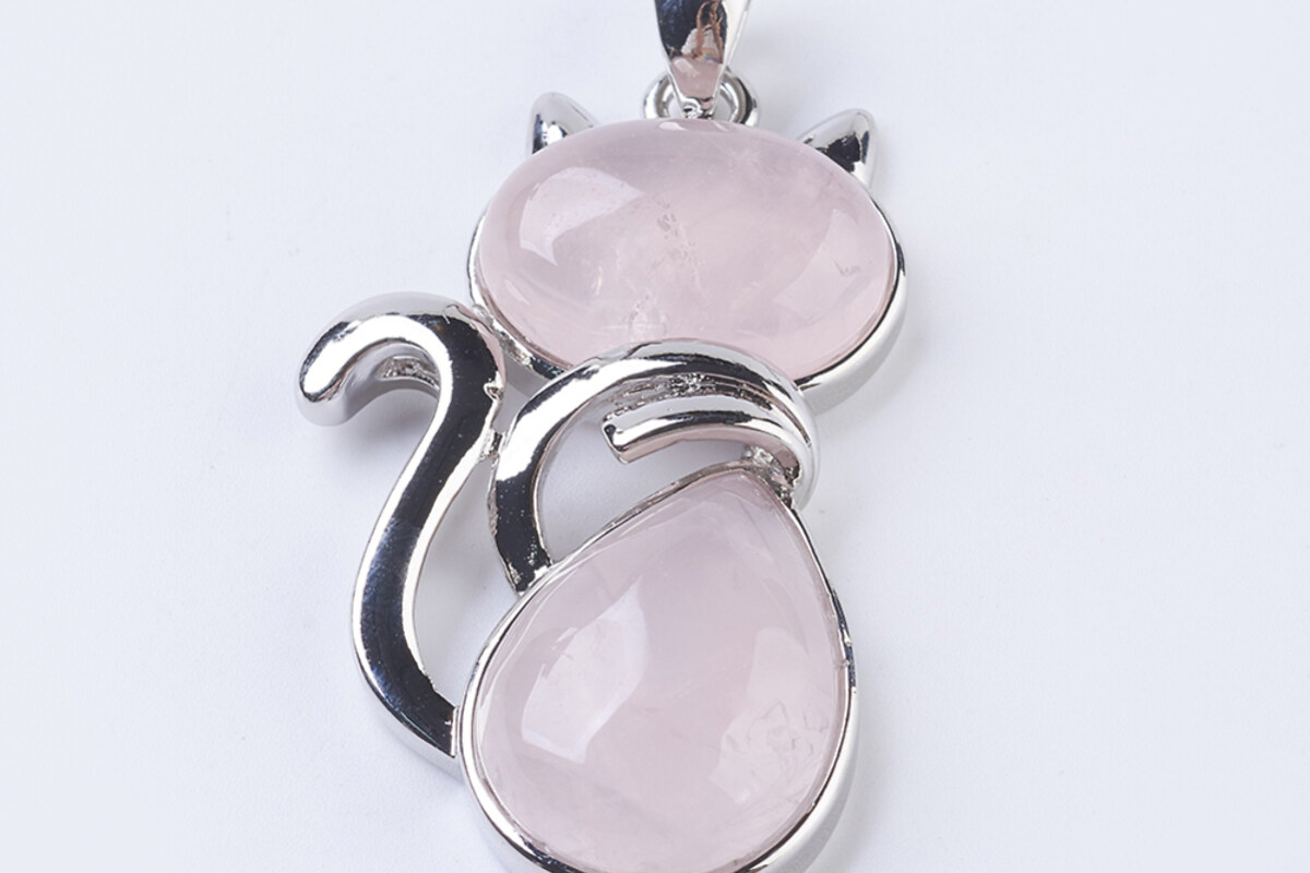 Pandantiv pisica cu cuart roz, cu agatatoare argintiu inchis, 45x27mm