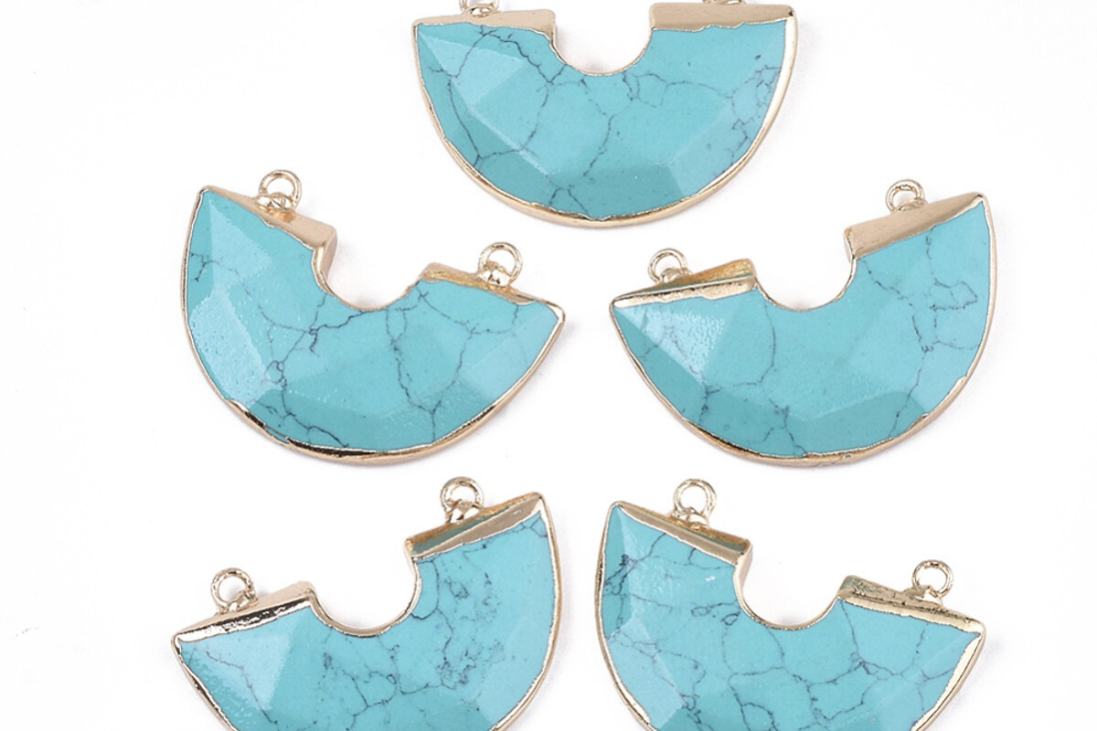 Pandantiv semicerc turcoaz de sinteza, cu agatatoare aurie, 28x41mm