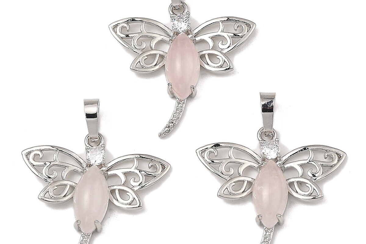 Pandantiv libelula cuart roz cu stras alb si agatatoare argintiu inchis 30x30mm