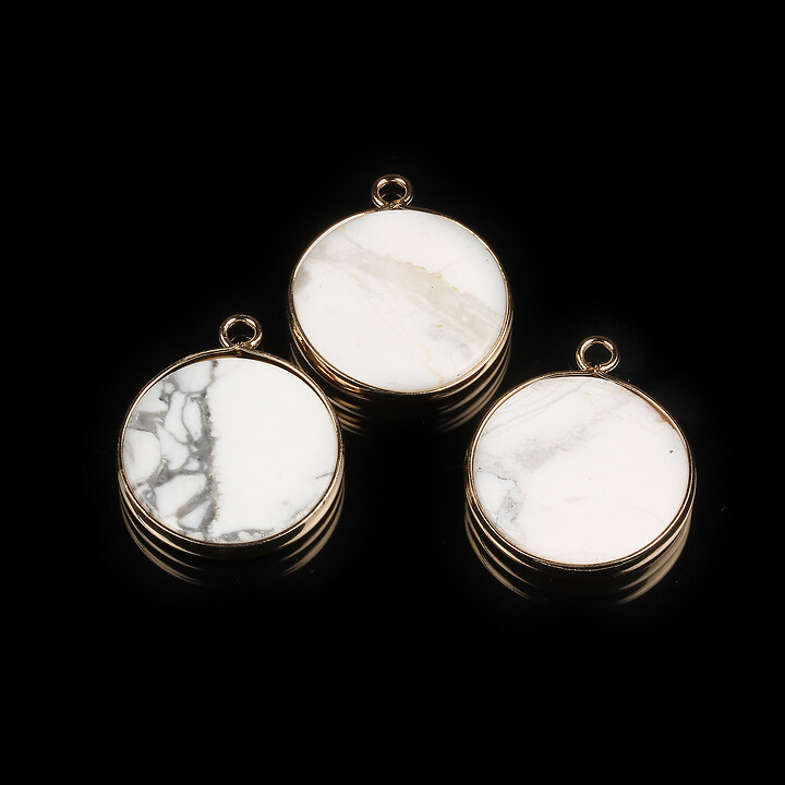 Pandantiv howlit alb cu agatatoare aurie 25x21mm